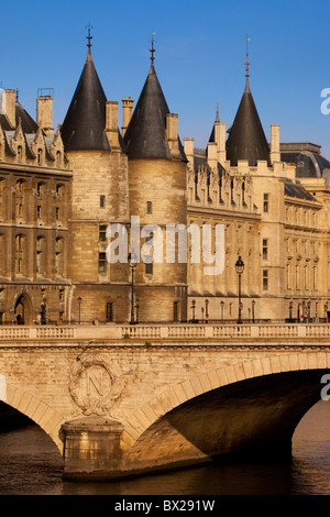 Ufer, Conciergerie und Pont au Change, Paris Frankreich Stockfoto