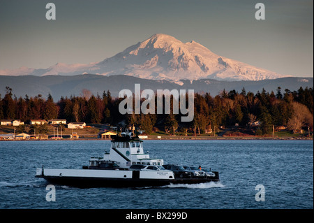 Die kleine Lummi Island Fähre Motoren von Stachelbeere Punkt spielerischen Hales Pass nach der Insel-Dock. Mt. Baker ist im Hintergrund. Stockfoto