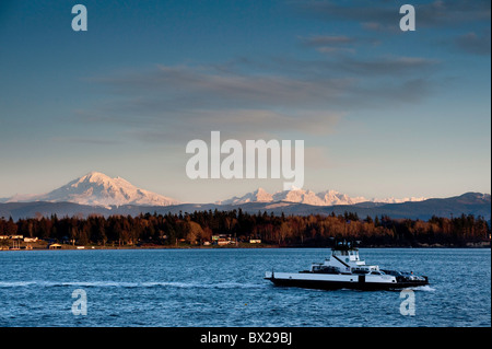 Die kleine Lummi Island Fähre Motoren von Stachelbeere Punkt spielerischen Hales Pass nach der Insel-Dock. Mt. Baker ist im Hintergrund. Stockfoto