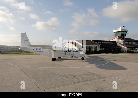 Skybus Britten Norman Islander auf Start-und Landebahn am Flughafen St Marys Isles of Scilly Cornwall UK Stockfoto