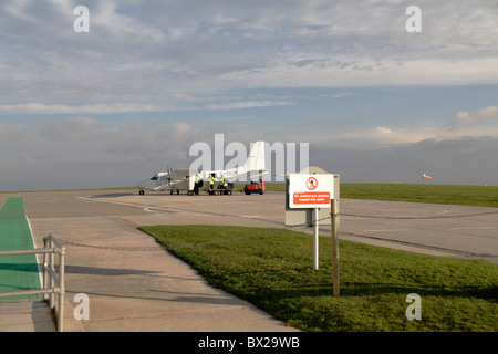 Skybus Britten Norman Islander auf Start-und Landebahn am Flughafen St Marys Isles of Scilly Cornwall UK Stockfoto