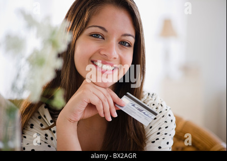 Lächelnd Indianerin Holding Kreditkarte Stockfoto