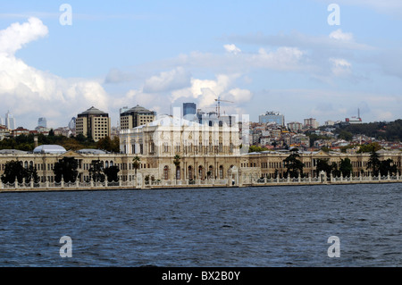 Dolmabahce Palast, betrachtet aus dem Bosporus, Istanbul, Türkei Stockfoto