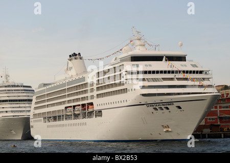 Regent Seven Seas Mariner Kreuzfahrtschiff vor Anker, wo das Goldene Horn verbindet den Bosporus, Istanbul, Türkei Stockfoto