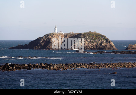 Runde Insel und Leuchtturm gesehen von Tresco Isles of Scilly Cornwall UK Stockfoto