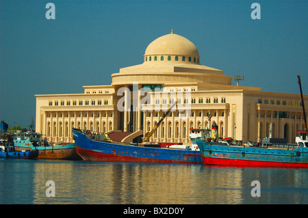 Palastgebäude Bau Hafen Hafen Boote Schiffe Sharjah Schardscha Khalid Lagune Vereinigte Arabische Emirate Stockfoto