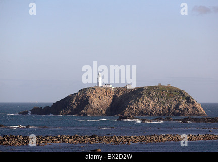 Runde Insel und Leuchtturm gesehen von Tresco Isles of Scilly Cornwall UK Stockfoto