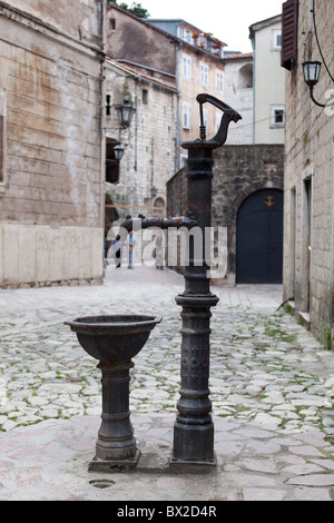 Altmodische Wasserpumpe in der mittelalterlichen Stadt von Kotor, Montenegro Stockfoto