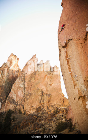 Ein Mann Klettern "Scar-Face", ein sehr schwierig (5.13d) klettern route bei Smith Rock, Oregon, USA. Stockfoto