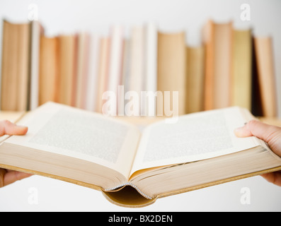 Nahaufnahme eines aufgeschlagenen Buches Stockfoto