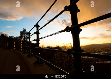 Silhouette Zäune bei Sonnenuntergang vom Ekeberg Oslo Norwegen Stockfoto