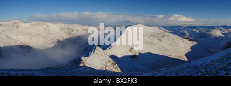 Winterpanorama Cofa Hecht, St Sunday Crag, Deepdale und Lakelandpoeten im englischen Lake District Stockfoto