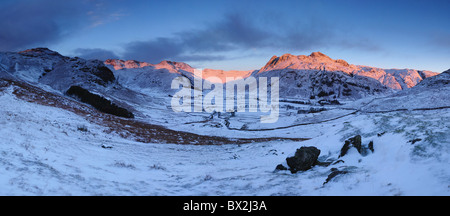 Panorama von Langdale Pikes, Nordwestgrat, Crinkle Crags und Pike O Blisko im Morgengrauen im Winter im englischen Lake District Stockfoto