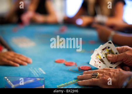 Menschen, die mit dem Pokern im casino Stockfoto