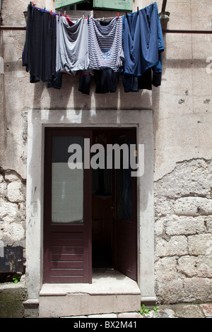 Wäsche hängt über der Tür in der mittelalterlichen Stadt von Kotor, Montenegro Stockfoto