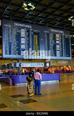 CRT-Monitore für Abflug-und Ankunftszeiten am neuen modernen Flughafen in Singapur Südost-Asien Stockfoto