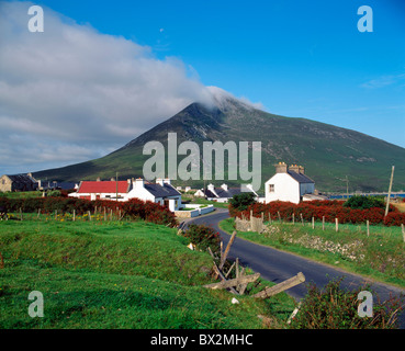 Achill Island, Co. Mayo, Irland; Doogort Dorf und Slievemore Mountain Stockfoto