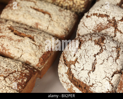 Frisch gebackenes Brot mit Mehl auf einem Tablett Stockfoto