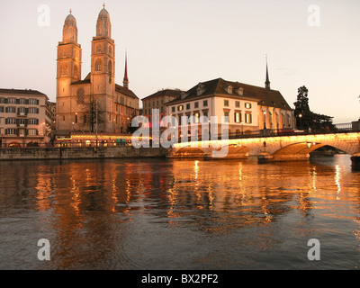 Zürich Stadt Stadt Limmat River Limmatquai Grossmünster Minster Kirche Helmhaus Munsterbrucke Münster-Brücke Stockfoto