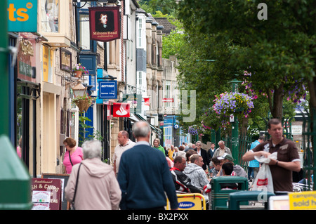 EINE GESCHÄFTIGE SHOPPING STRAßE IN BUXTON IN DERBYSHIRE. ENGLAND Stockfoto