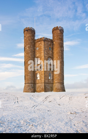 Broadway Tower im Winter Schnee. in den Cotswolds, Gloucestershire. Großbritannien Stockfoto