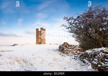 Broadway Tower im Winter Schnee. in den Cotswolds, Gloucestershire. Großbritannien Stockfoto