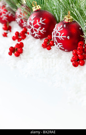 Red Weihnachtsschmuck mit Tannenzweigen mit Textfreiraum Stockfoto