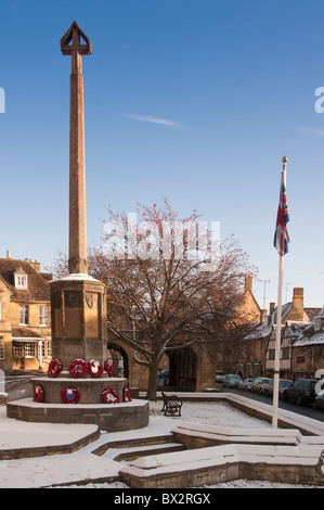 WAR MEMORIAL MIT DER ERINNERUNG TAG MOHN KRÄNZE IN TETBURY Gloucestershire, Großbritannien Stockfoto