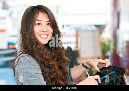 Glücklich Friseur Haare schneiden in ihrem salon Stockfoto