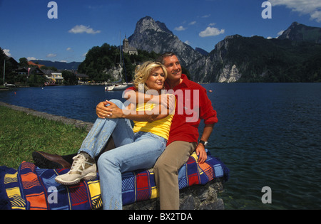 Paar mittleren Alters, die alten Menschen draußen entspannen entspannt sitzen Sitze Abdeckung See Ufer Ufer See Berge ho Stockfoto