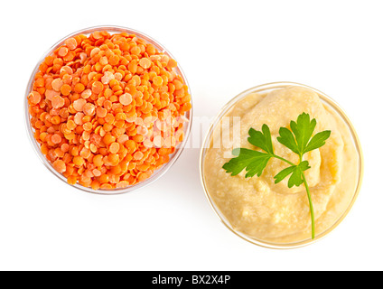 Rote Linsen und Linsen-Hummus in Schalen von oben Stockfoto