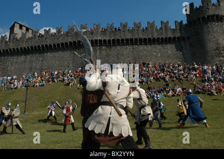 Bellinzona La Spada Nella Rocca Mittelalter Party Show Kampf Ritter Kostüme Kampf Kampf Soldat Krieg specta Stockfoto