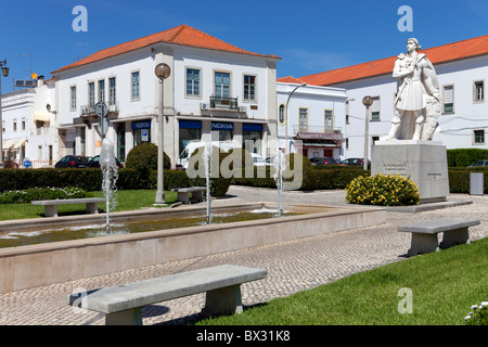 Infante Santo Quadrat in Santarém, Portugal. In den Rücken - Escola Prática de Cavalaria. Stockfoto