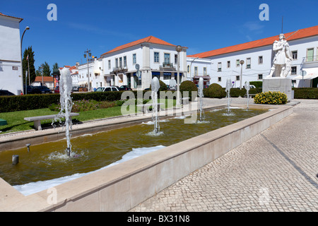 Infante Santo Quadrat in Santarém, Portugal. In den Rücken - Escola Prática de Cavalaria. Stockfoto