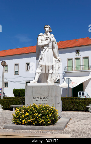 Infante Santo-Statue in Santarém, Portugal. Auf der Rückseite eine Kaserne der Escola Prática de Cavalaria. Stockfoto