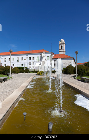 Infante Santo Quadrat in Santarém, Portugal. In den Rücken - Turm Escola Prática de Cavalaria und das ehemalige Kloster Trindade. Stockfoto