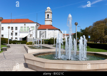 Infante Santo Quadrat in Santarém, Portugal. In den Rücken - Turm Escola Prática de Cavalaria und das ehemalige Kloster Trindade. Stockfoto