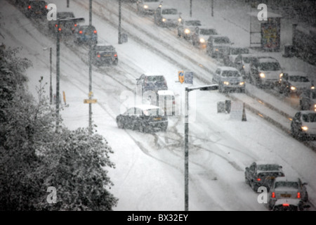 Autos schieben auf vereisten Straßen bei extremen Wetterbedingungen in Schottland im Dezember 2010 Stockfoto