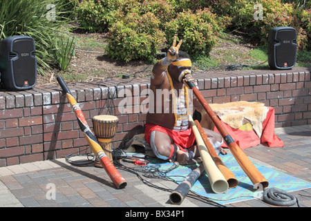 Aborigine-Straßenmusiker spielen Didgeridoo unterhält am Circular Quay, The Rocks, Sydney, New South Wales, NSW, Australia, Australien Stockfoto