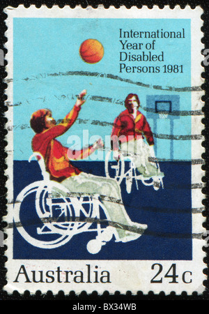 Australien - ca. 1981: Eine Briefmarke gedruckt von Australien, zeigt Behinderungen spielen Rollstuhlbasketball, ca. 1981 Stockfoto