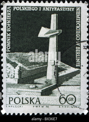 Polen - ca. 1972: Eine Briefmarke gedruckt in Polen zeigt Denkmal des polnischen Soldaten und deutschen Antifaschisten in Berlin, ca. 1972 Stockfoto