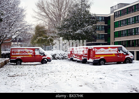 Königliche Post vans untätig im Schnee Stockfoto