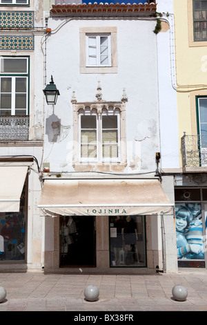 Manuelinischen Fenster (Janela Manuelina) in Sá da Bandeira-Platz in der Stadt Santarém, Portugal. Stockfoto