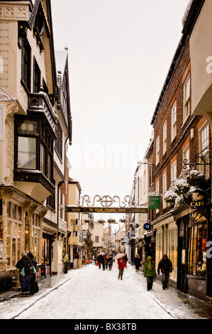 Stonegate im Schnee mit dem obenliegenden Schild für Ye Olde Starre inne, in der Ferne. York. Stockfoto