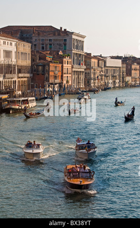 Anzeigen Grand Canal mit Booten und Paläste von der Rialto Brücke, Venedig, Venetien, Italien Stockfoto