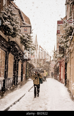 The Shambles, eine mittelalterliche Straße in York, in einem Schneeschauer Stockfoto