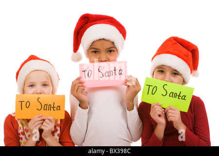 Glückliche Kinder halten Umschläge mit Hinweis "Zum Santa" Stockfoto