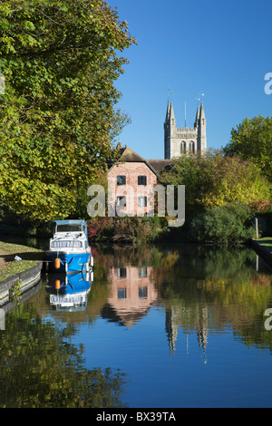 Kennet und Avon Kanal in Newbury mit St.-Bartholomäus Kirche Stockfoto