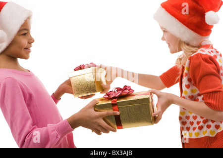 Porträt der happy Friends Austausch von Weihnachtsgeschenke am Vorabend Stockfoto