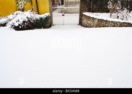 Eisernes Tor und Parkplatz Schnee Stockfoto